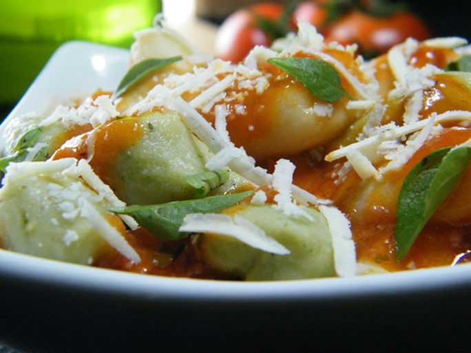 GNOCCHI BICOLOR AO POMODORO COM MANJERICÃO
